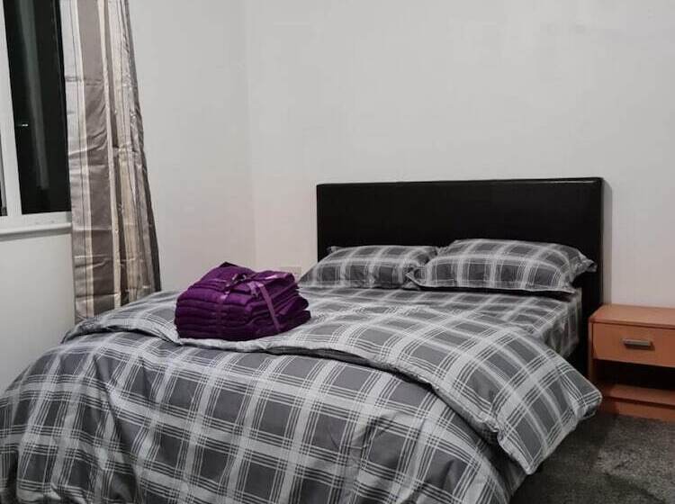 Резиденция Impeccable 4 Bed House Near Manchester City Centre