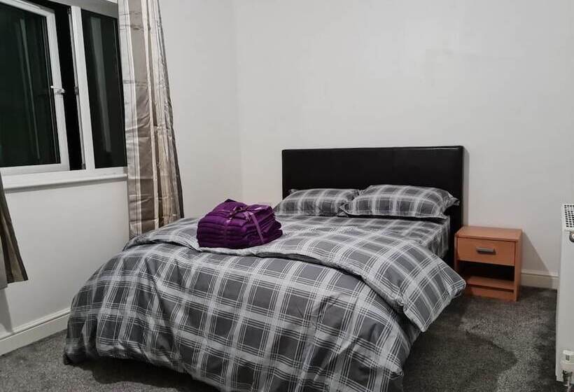 Резиденция Impeccable 4 Bed House Near Manchester City Centre