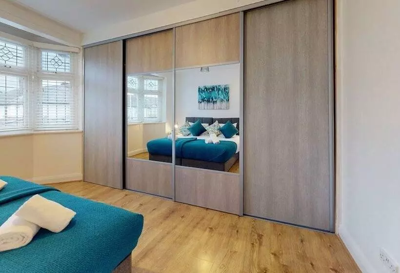 Residenssi Charming 5 Bed House In Romford