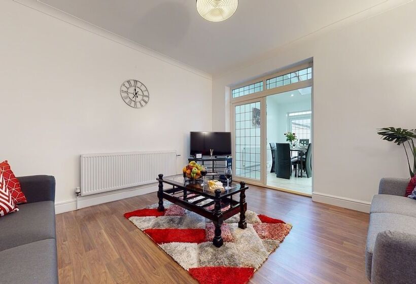 레지던스 Charming 5 Bed House In Romford