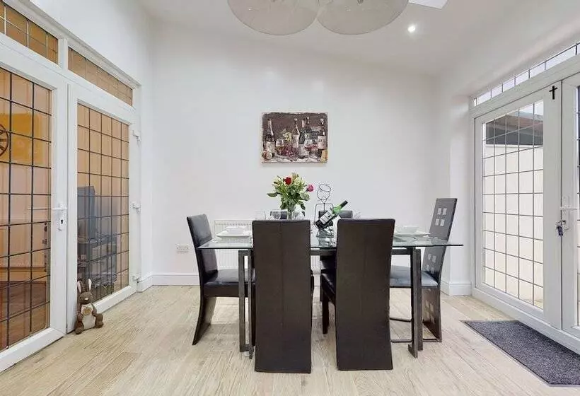 Residenssi Charming 5 Bed House In Romford