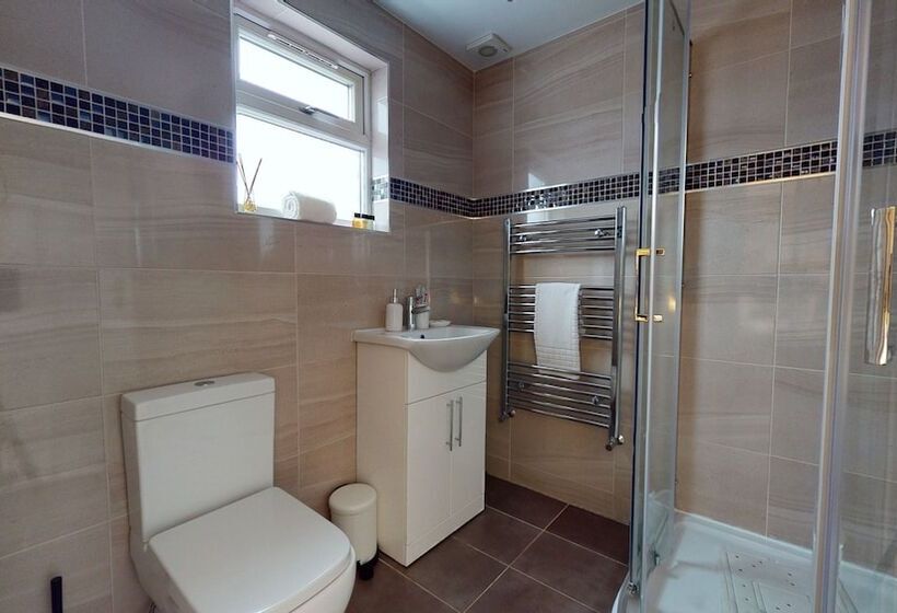 레지던스 Charming 5 Bed House In Romford