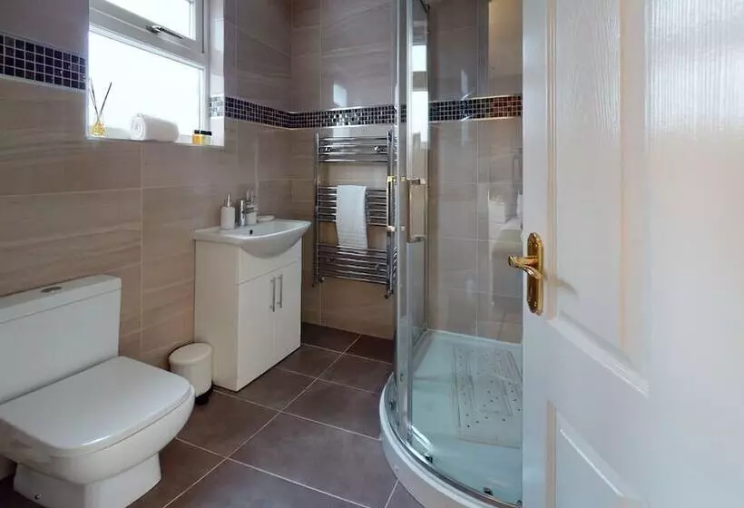 Residenssi Charming 5 Bed House In Romford