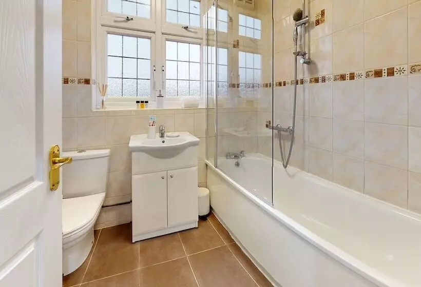 Residenssi Charming 5 Bed House In Romford