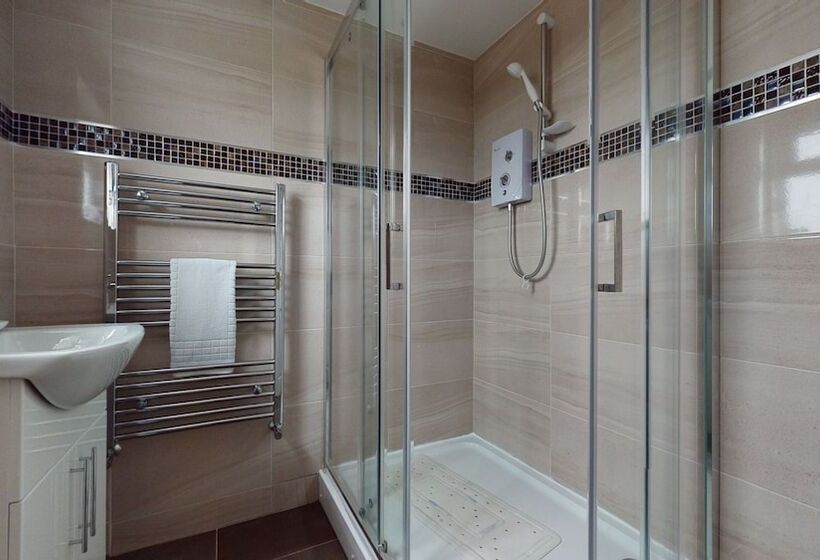 레지던스 Charming 5 Bed House In Romford