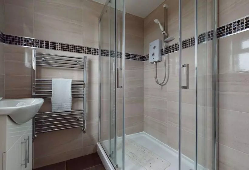 Residenssi Charming 5 Bed House In Romford