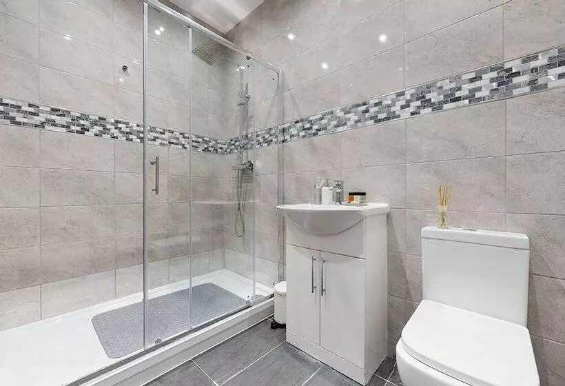 Residenssi Charming 5 Bed House In Romford