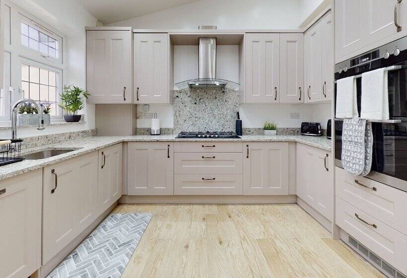 레지던스 Charming 5 Bed House In Romford