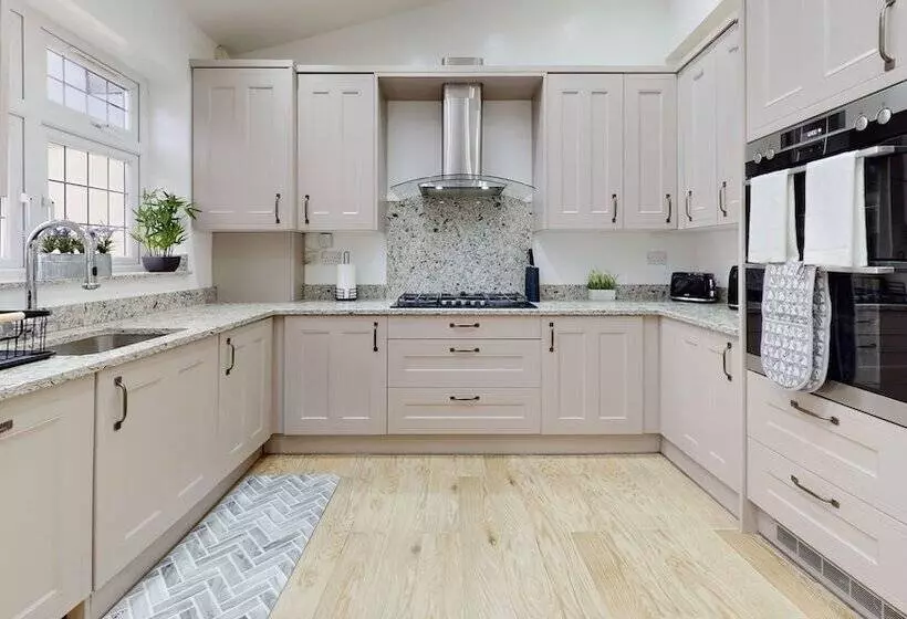 Residenssi Charming 5 Bed House In Romford