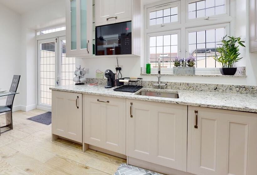 레지던스 Charming 5 Bed House In Romford