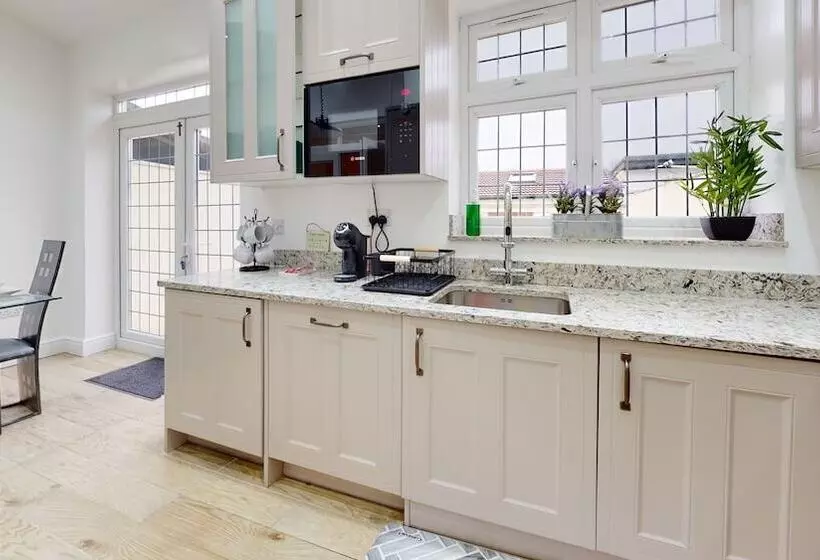 Residenssi Charming 5 Bed House In Romford