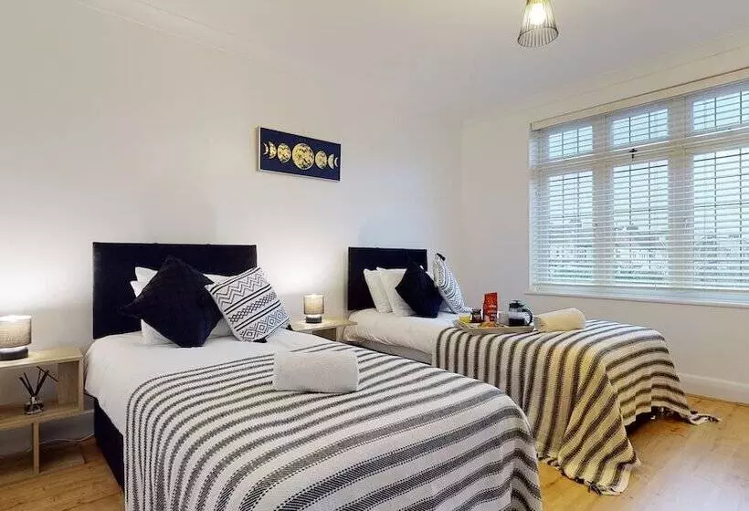 Residenssi Charming 5 Bed House In Romford
