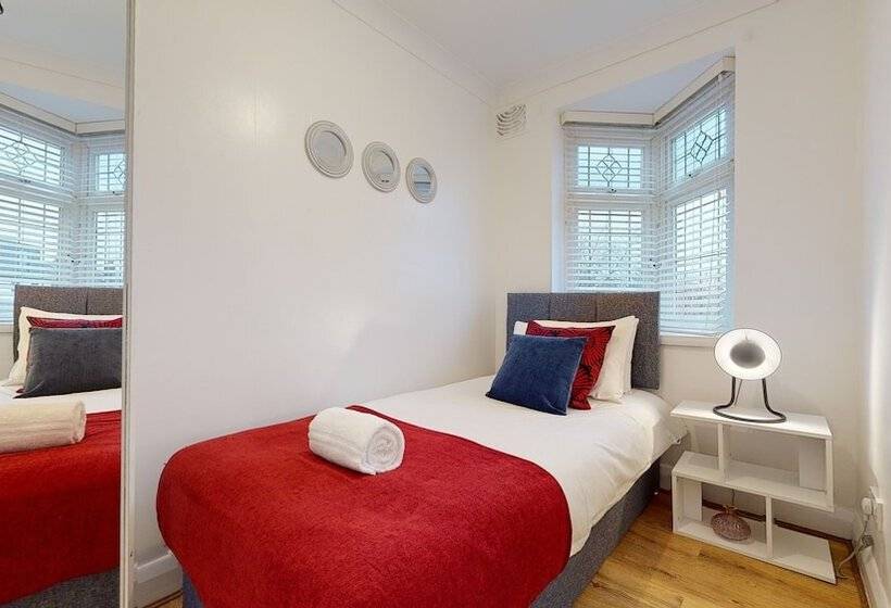 레지던스 Charming 5 Bed House In Romford