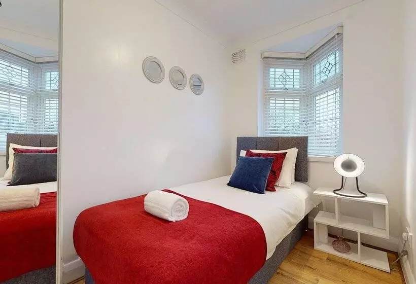 Residenssi Charming 5 Bed House In Romford