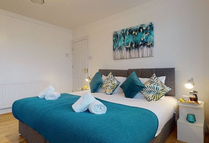 레지던스 Charming 5 Bed House In Romford