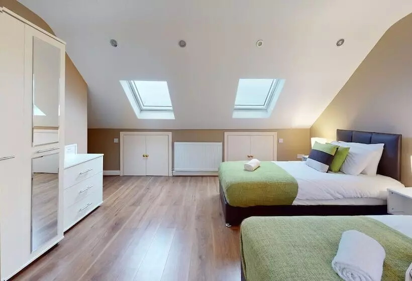 Residenssi Charming 5 Bed House In Romford