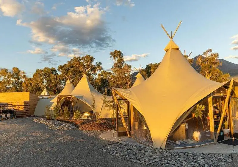 リゾートホテル Under Canvas North Yellowstone   Paradise Valley
