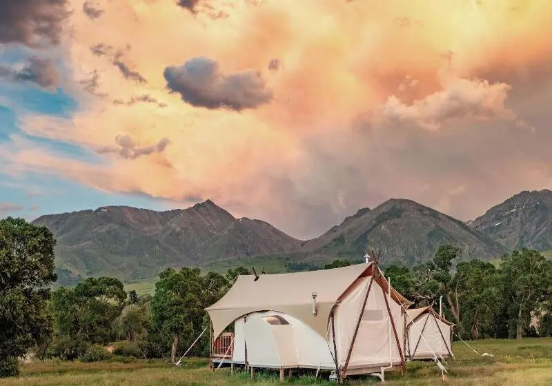 リゾートホテル Under Canvas North Yellowstone   Paradise Valley