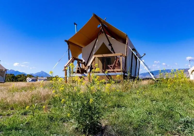 リゾートホテル Under Canvas North Yellowstone   Paradise Valley