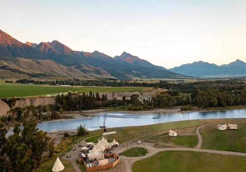 リゾートホテル Under Canvas North Yellowstone   Paradise Valley