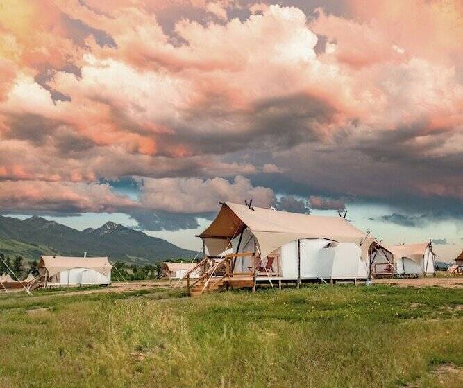 リゾートホテル Under Canvas North Yellowstone   Paradise Valley