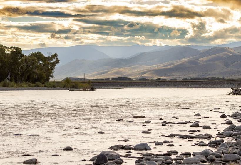 リゾートホテル Under Canvas North Yellowstone   Paradise Valley