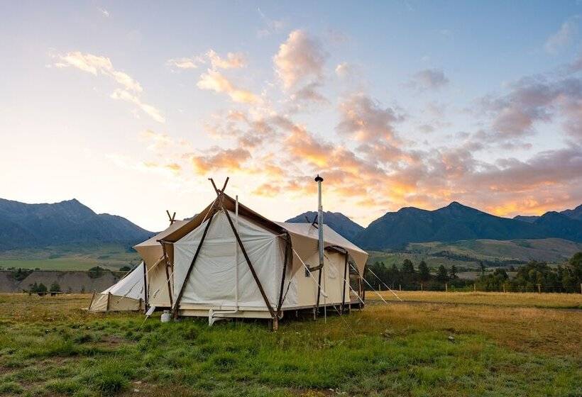 リゾートホテル Under Canvas North Yellowstone   Paradise Valley