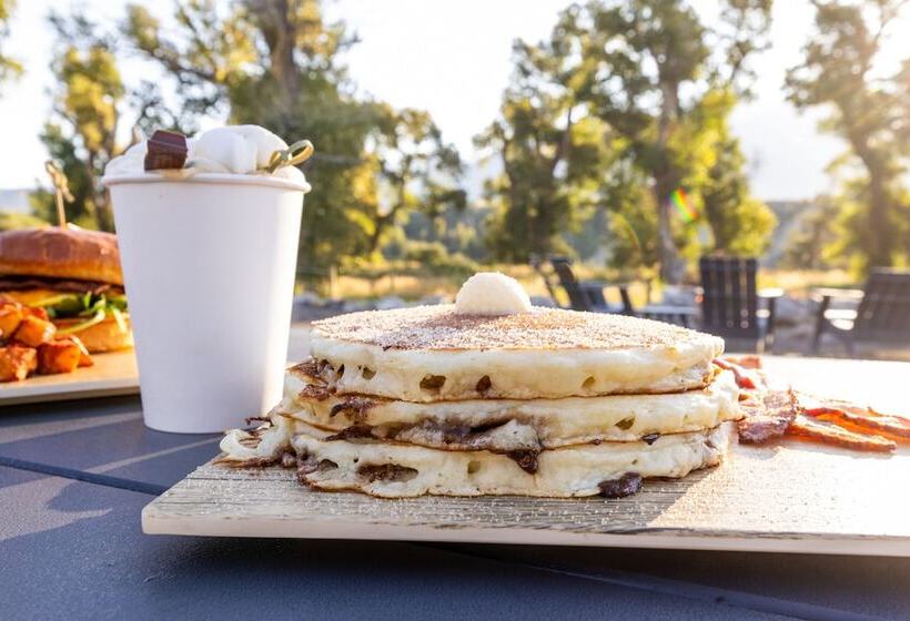 リゾートホテル Under Canvas North Yellowstone   Paradise Valley