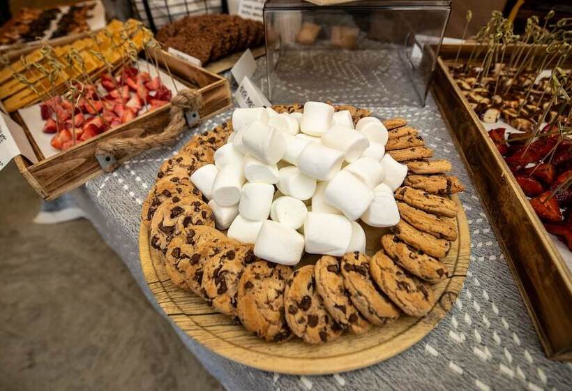 リゾートホテル Under Canvas North Yellowstone   Paradise Valley