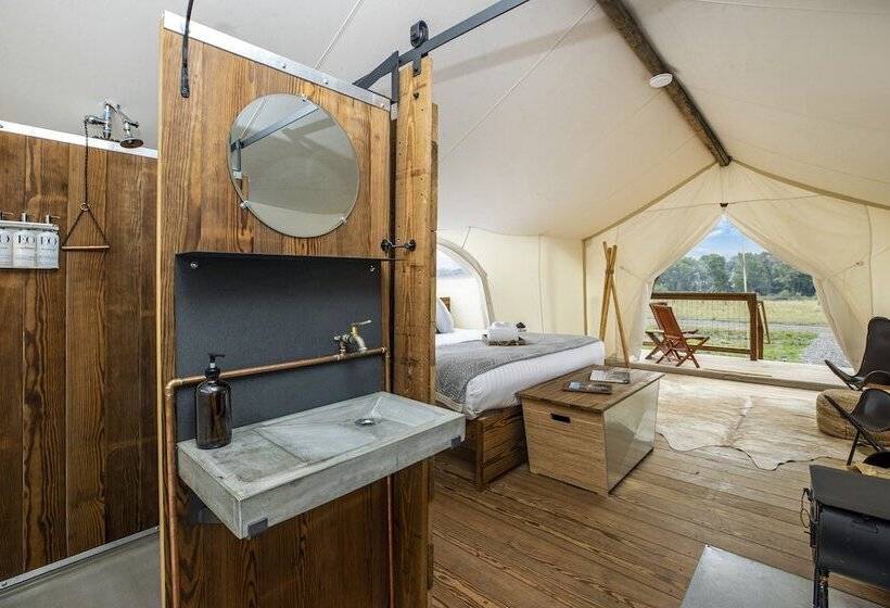 リゾートホテル Under Canvas North Yellowstone   Paradise Valley