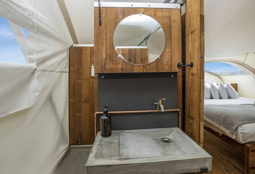 リゾートホテル Under Canvas North Yellowstone   Paradise Valley