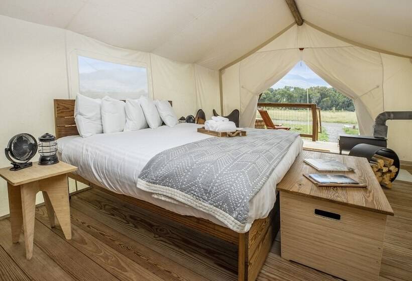 リゾートホテル Under Canvas North Yellowstone   Paradise Valley