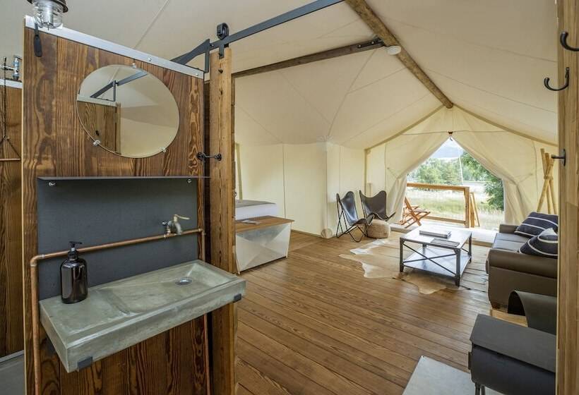 リゾートホテル Under Canvas North Yellowstone   Paradise Valley