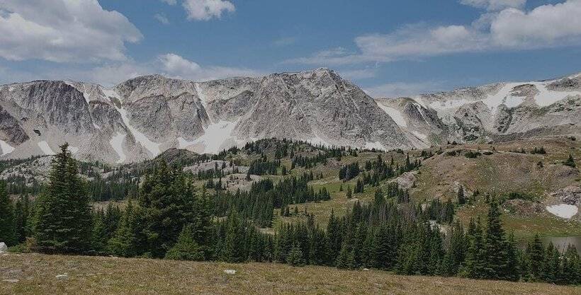 מוטל Snowy Mountain Inn