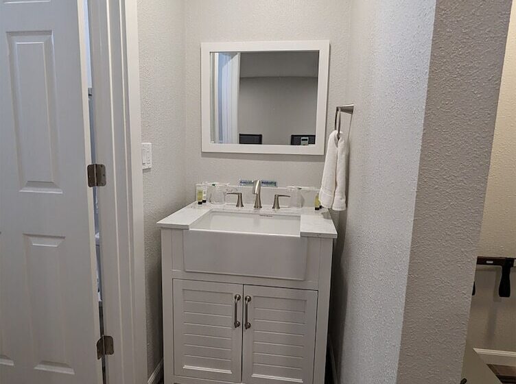 モーテル Snowy Mountain Inn