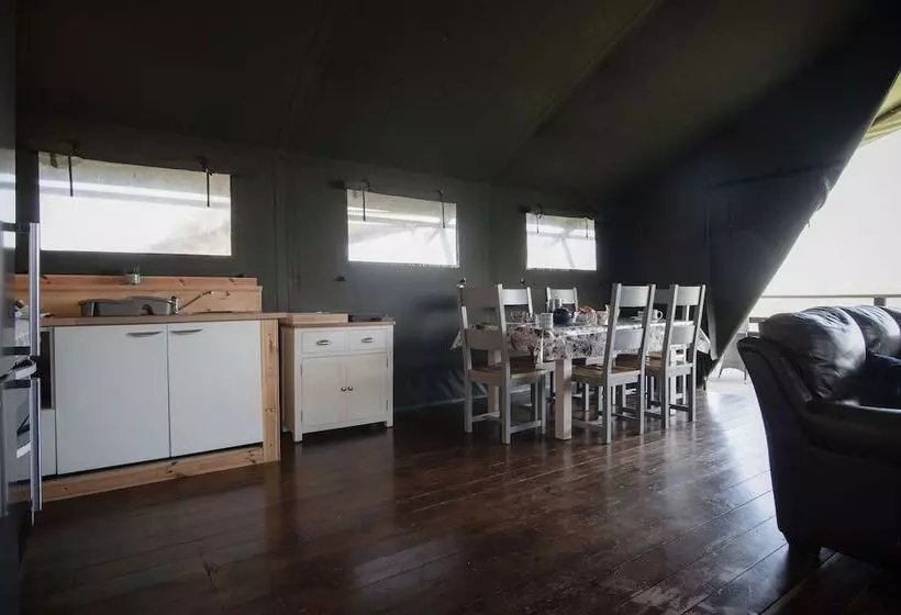 Hotelli Burryholmes Glamping Tent   Llangennith