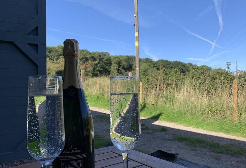 בית מלון כפרי The Farm Barn