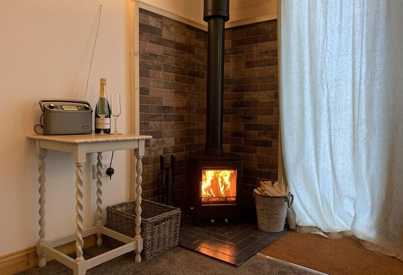 בית מלון כפרי The Farm Barn