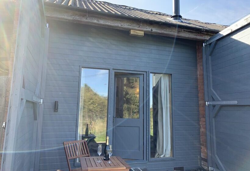 בית מלון כפרי The Farm Barn