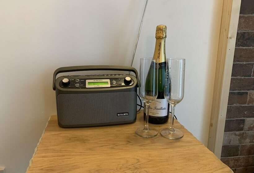 בית מלון כפרי The Farm Barn