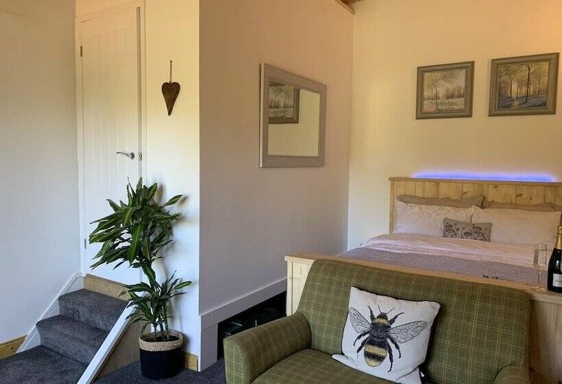 בית מלון כפרי The Farm Barn