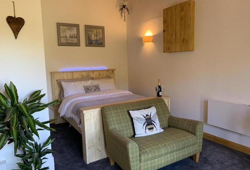 בית מלון כפרי The Farm Barn