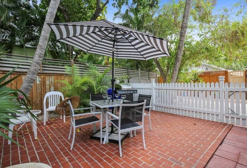 Land Of Love By Avantstay Pets Allowed! Shared Pool! Great Location! Month Long Stays Only