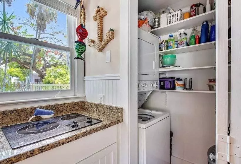 Land Of Love By Avantstay Pets Allowed! Shared Pool! Great Location! Month Long Stays Only