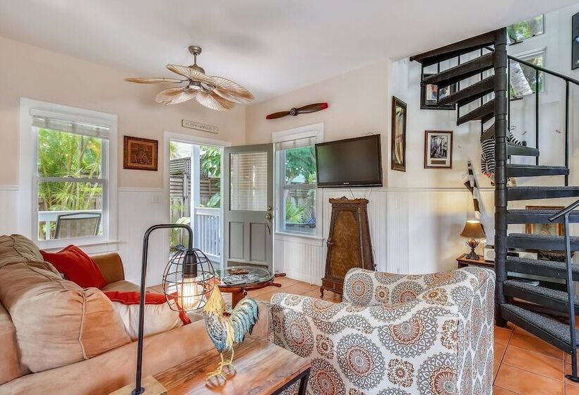 Land Of Love By Avantstay Pets Allowed! Shared Pool! Great Location! Month Long Stays Only