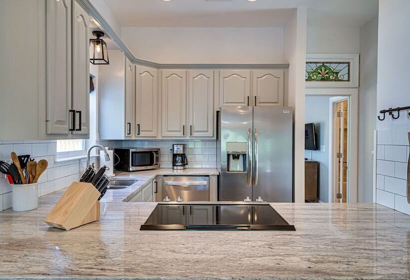 Magnolia Charms By Avantstay 2 Mins To Beach Pet Friendly, Bbq & Balcony Views!