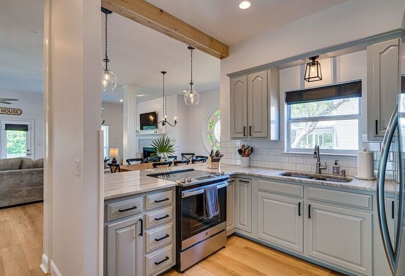 Magnolia Charms By Avantstay 2 Mins To Beach Pet Friendly, Bbq & Balcony Views!