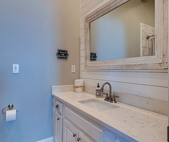 Magnolia Charms By Avantstay 2 Mins To Beach Pet Friendly, Bbq & Balcony Views!