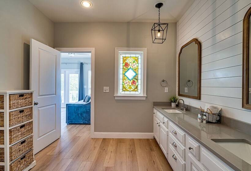 Magnolia Charms By Avantstay 2 Mins To Beach Pet Friendly, Bbq & Balcony Views!