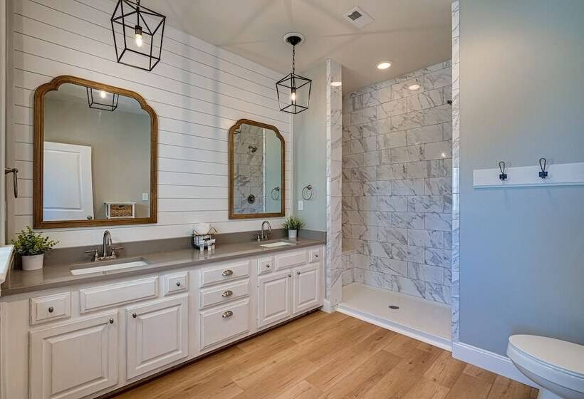 Magnolia Charms By Avantstay 2 Mins To Beach Pet Friendly, Bbq & Balcony Views!